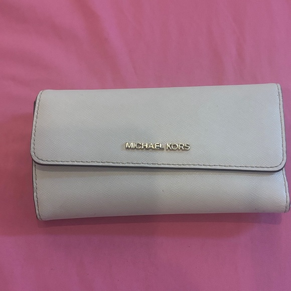 Michael Kors Cream Wallet - Picture 1 of 5